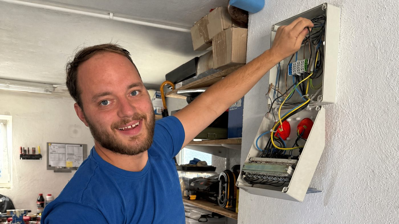 Danny Zimmermann bei Elektroarbeiten